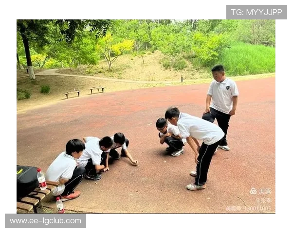 围绕以脚将足球打飞的趣味情境展开创意叙事与动感体验主题探索篇 围绕以脚将足球打飞的趣味情境展开创意叙事与动感体验主题探索篇